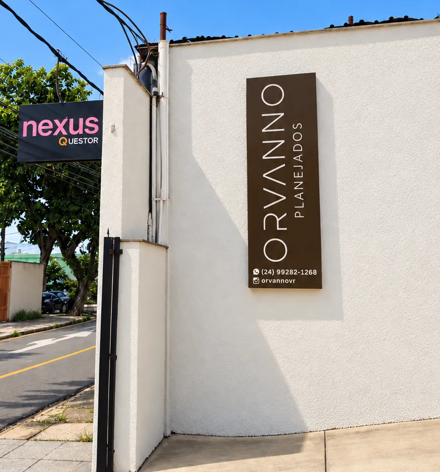 Entrada do local, com a placa vertical da Orvanno Planejados ao lado da placa da Nexus Questor.